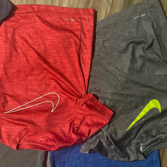 Boys under armour and Nike shirts - Picture 3 of 5